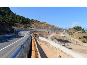Heyelanda çöken yol ulaşıma açıldı