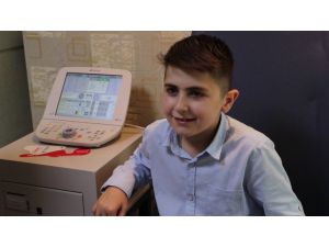 10 yaşındaki Emirhan geçirdiği ameliyatla artık kitap okuyabilecek