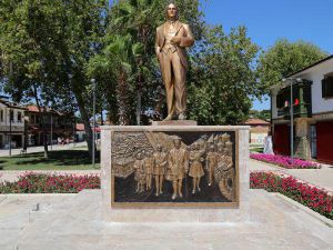 Side'ye rölyefli Atatürk anıtı