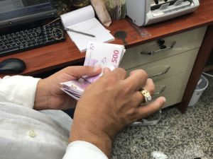 Döviz büroları sürekli fiyat değişimden dolayı tabelaları kapattı
