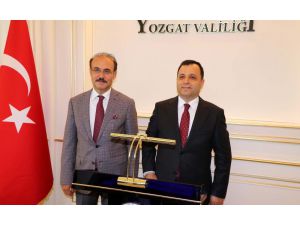 AYM Başkanı Arslan, Yozgat Valisini makamında ziyaret etti