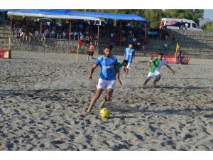 Adilcevaz’da plaj futbolu heyecanı