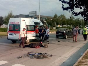 Otomobilin çarptığı bisiklet sürücüsü öldü