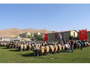 Milli Savunma Bakanı Akar, Yüksekova’da Mehmetçikle bayramlaştı