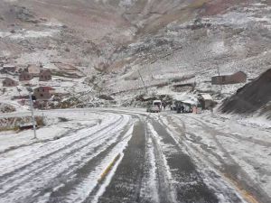 Eğribel Geçidi dolu yağışıyla beyaza büründü