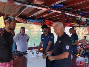 Konyaaltı Sahili’nde bilgilendirici asayiş uygulaması