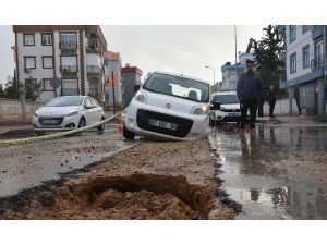 Çöken yolda otobüs ve kamyonet mahsur kaldı