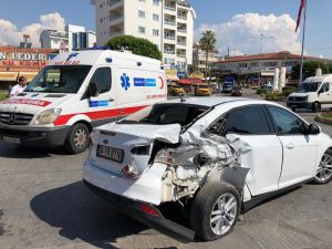 Tur Otobüsü Kırmızı Işıkta Bekleyen Araçlara Daldı