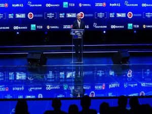 Genç mucitler Bakan Elvan’ın elinden ödüllerini aldılar