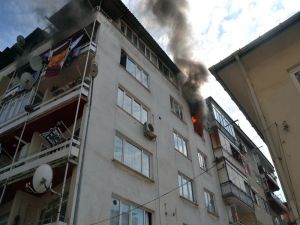 Bina alevlere teslim oldu
