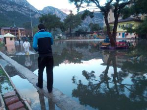Antalya'da sağanak hayatı olumsuz etkiledi (2)