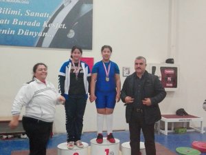 Sporcu öğrenciler başarıya doymuyor
