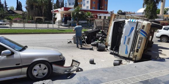 Peyzaj malzemesi yüklü kamyon iki araca çarparak devrildi