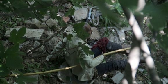 Yaşlı adam düştüğü dere yatağında 5 gün ölüm kalım mücadelesi verdi