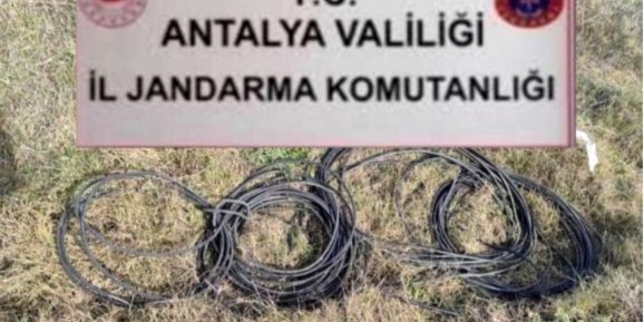Jandarma 51 güvenlik kamerası kaydını inceleyerek hırsızları yakaladı