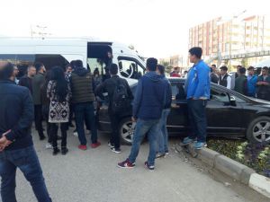 Kızıltepe’de Otomobil Öğrenci Servisine Çarptı