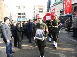 Diyarbakır’daki Birliğinde Kalp Krizi Geçiren Uzman Çavuş Memleketi Trabzon’da Son Yolculuğuna Uğurlandı