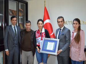 Eskrim Sporcusu Merve Ersoy Mutluluğunu Müdür Keleş İle Paylaştı