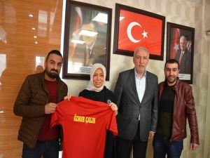 Malatyaspor Taraftarlar Derneği’nden Çalık’a Forma