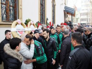 Sakaryaspor Teknik Direktörü Engin Korukır’ın Annesi Kocaeli’de Toprağa Verildi
