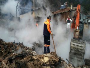 Tosya’da Yangında Hayatını Kaybeden Yaşlı Kadının Kemikleri Enkaz Altında Bulundu