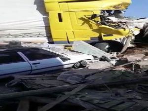 Kontrolden Çıkan Tır Otomobili Ezip Eve Daldı