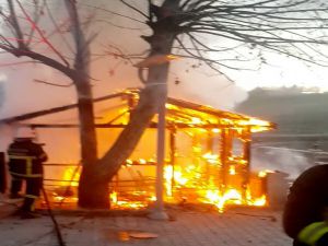 Güvenlik Kulübesi Alev Alev Yandı