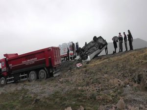 Kamyon İle Otomobil Çarpıştı: 1 Ölü, 2 Yaralı