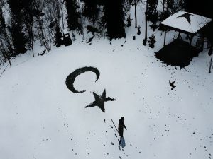 Kar Üzerinde Ay-yıldız Yapınca Sosyal Medya Yıkıldı