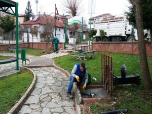 İzmit’te parkalarda elektrik ve su bakımı yapılıyor