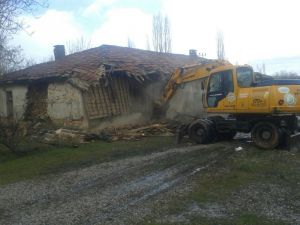 Seydişehir Belediyesi metruk binaların yıkımına devam ediyor