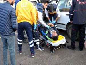 Kırmızı Işıkta Bekleyen Ticari Araca Otomobil Çarptı: 1 Ağır 4 Yaralı
