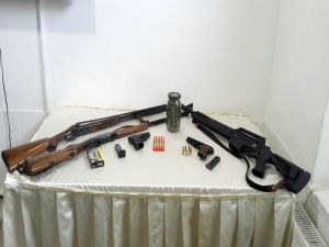 100 Gram Esrar Ve Çok Sayıda Ruhsatsız Silah Ele Geçirildi