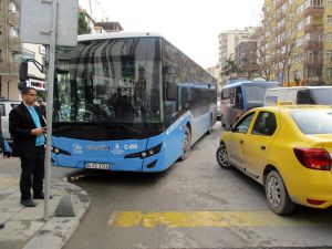 Kadıköy’de Halk Otobüsü Ve Ticari Taksi Çarpıştı: 1 Yaralı