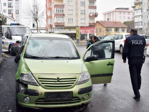 Otomobiline Binerken Otomobil Çarptı