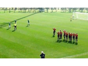 Milli futbolculardan gol sonrası asker selamı