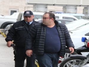 Polisin Tuvalette Unuttuğu Silahı Alınca Gözaltına Alındı