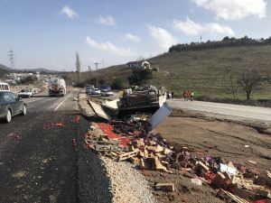 Virajı Alamayan Tır Devrildi: 1 Yaralı