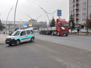 Uşak’ta Tırın Çarptığı Yaşlı Adam Ağır Yaralandı