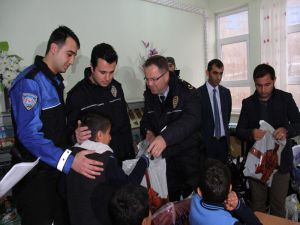 Şemdinli Polisinden 262 Öğrenciye Destek