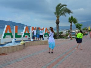 Oba Tosmur Sahil Yolu İlgi Odağı Oldu