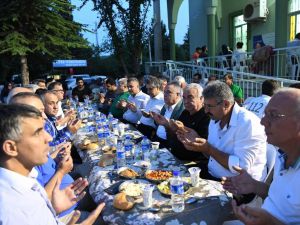 Başkan Böcek, Bahtılı Mahallesi’nde İftar Yaptı
