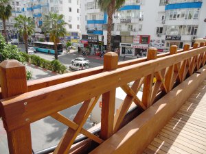 Çürüyen üst geçit tahtaları yenilendi