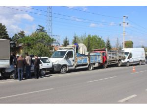 Minibüs, park halindeki 4 araca çarptı: 1 yaralı