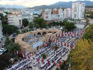 Kumluca’da 10 Bin kişilik iftar sofrası kuruldu