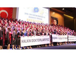 Genç doktorların mezuniyet sevinci