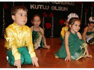 Kreş öğrencilerinden yıl sonu gösterisi