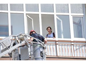 4'üncü katta mahsur kalan kadını itfaiye kurtardı