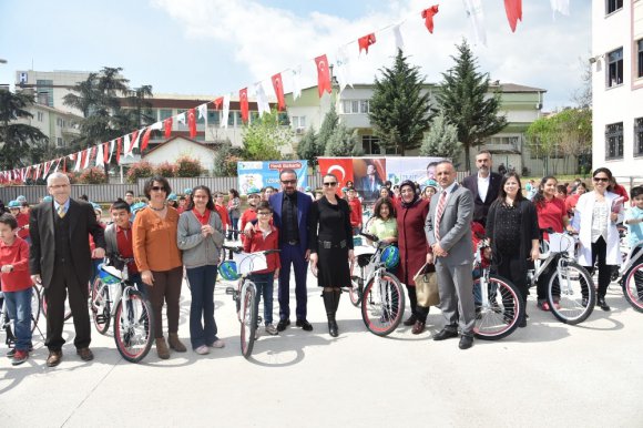 Izmit Te Ogrencilere Bisikletleri Baskan Dogan Dan