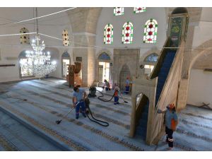 Muratpaşa'da cami ve mescitlere düzenli bakım